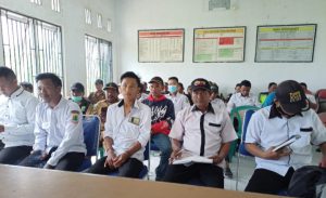 Bhabinkamtibmas Bripka H. Obi Sobaryoman, ikut Giat Rapat Minggon Desa Pusakajaya. (Lintasbatas.news)