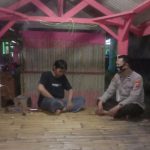 Bhabinkamtibmas Polsek Pedes Bersama Warga Giat Ngawangkong di Poskamling