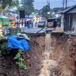 Hujan Deras, Mengakibatkan Longsor Jalan di Purwakarta