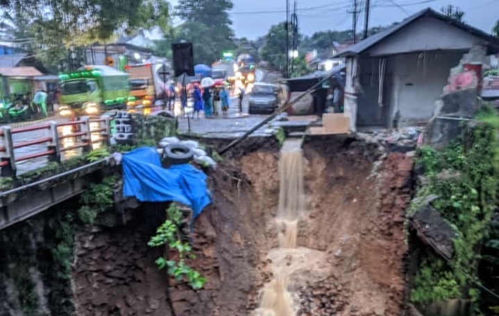 Hujan Deras, Mengakibatkan Longsor Jalan di Purwakarta