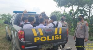 Patroli Polsek Pedes, dengan mengantar pelajar pulang sekolah (Lintasbatas.news)