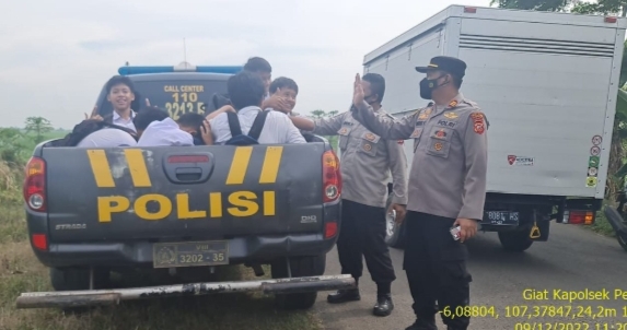 Polisi Angkut Pelajar Dengan Mobil Patroli