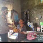 kapolsek Pedes, berikan sembako untuk warga. (Lintasbatas.news)