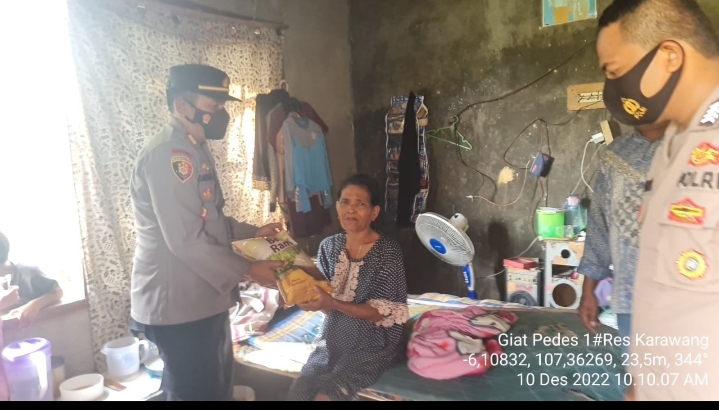 Giat Baksos Kapolsek Pedes, Berikan Sembako Untuk Warga