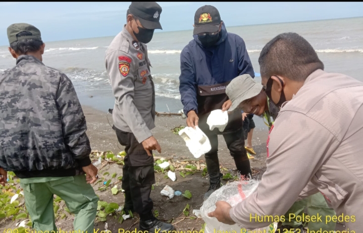 Peduli Lingkungan, Polsek Pedes Bersihkan Pantai