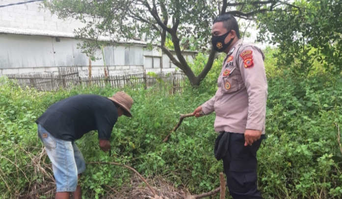 Anggota Polsek Pedes Giat Bersih Bersih Cegah Banjir