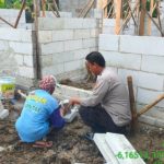 Polsek Pedes Giat Gotong Royong Bangun Rumah Warga