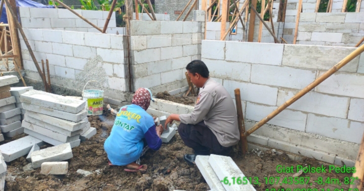 Polsek Pedes Giat Gotong Royong Bangun Rumah Warga