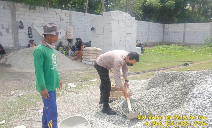 Bhabinkamtibmas Polsek Pedes Bantu Mengurangi Beban Masyarakat