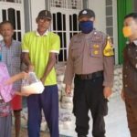 Anggota Polsek Pedes, berikan bantuan sembako. (Lintasbatas.news)