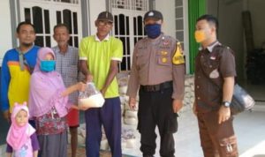 Anggota Polsek Pedes, berikan bantuan sembako. (Lintasbatas.news)