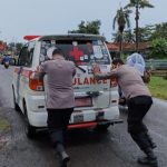 Anggota Polsek Pedes Bantu Dorong Mobil Ambulan Yang Rusak