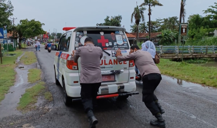 Anggota Polsek Pedes Bantu Dorong Mobil Ambulan Yang Rusak