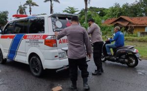 Anggota Polsek Pedes, bantu mobil yang mogok. (Lintasbatas.news)