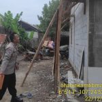 Bangun Semangat Gotong Royong, Anggota Polsek Pedes Bantu Warga Bangun Rumah