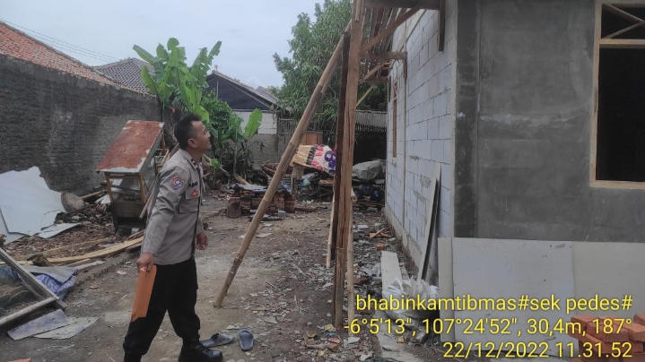 Bangun Semangat Gotong Royong, Anggota Polsek Pedes Bantu Warga Bangun Rumah