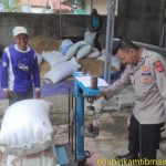 Anggota Polsek Pedes, pantau panen raya. (Lintasbatas.news)