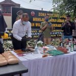 Polres Karawang Musnahkan Puluhan Ribu Botol Miras