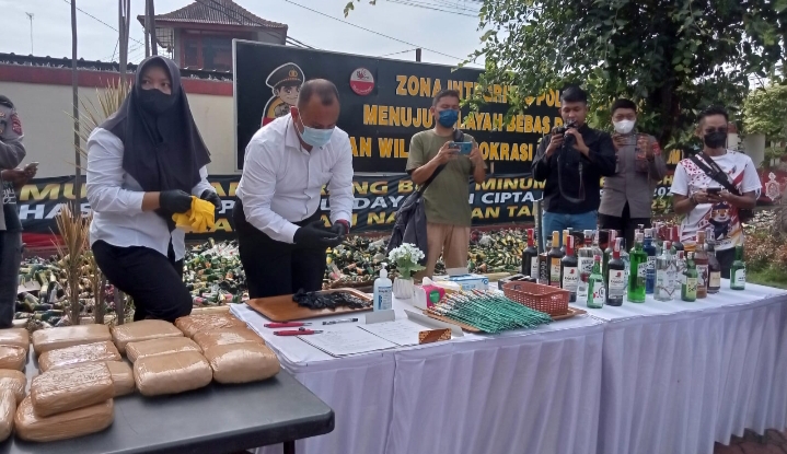 Polres Karawang Musnahkan Puluhan Ribu Botol Miras