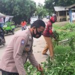 Polsek Pedes Bantu Warga Dan Aparat Desa Membersihkan Sampah