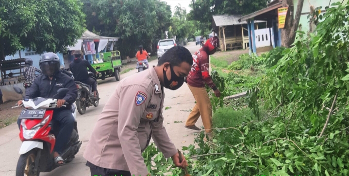 Polsek Pedes Bantu Warga Dan Aparat Desa Membersihkan Sampah