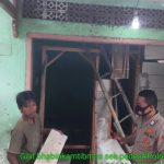 Polsek Pedes Bersama Masyarakat Gotong Royong Bantu Bangun Rumah Warga