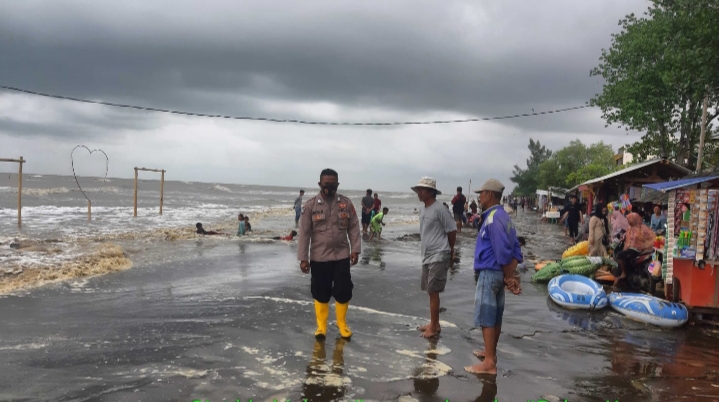 Cuaca Extrim, Polsek Pedes Imbau Nelayan Waspada Berlayar