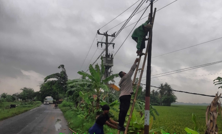 Angin Kencang dan Hujan Deras, Polsek Pedes Antisipasi Tiang Roboh