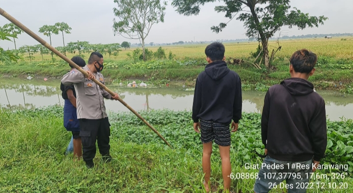 Kapolsek Pedes Bersihkan Saluran Irigasi