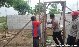 Anggota Polsek Pedes, bantu bangun rumah warga. (Lintasbatas.news)