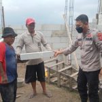 Bhabinkamtibmas Polsek Pedes Bantu Membangun Rumah Warga Binaannya