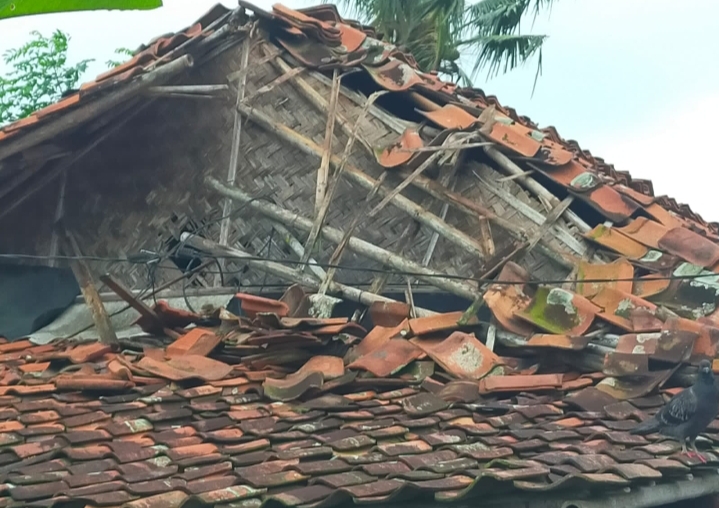 Hujan Disertai Angin Kencang Nyaris Robohkan Rumah Warga