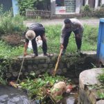 Kapolsek Pedes, bersihkan aliran sungai. (Lintasbatas.news)