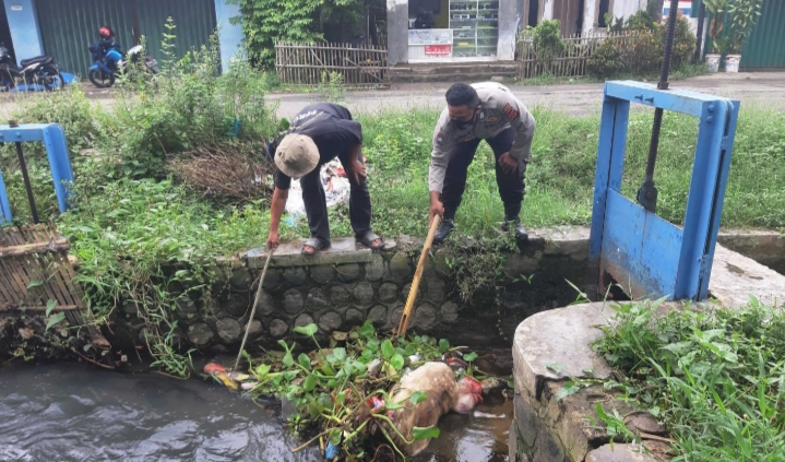 Kapolsek Pedes Bersama Warga Bantu Bersihkan Aliran Sungai Dari Sampah