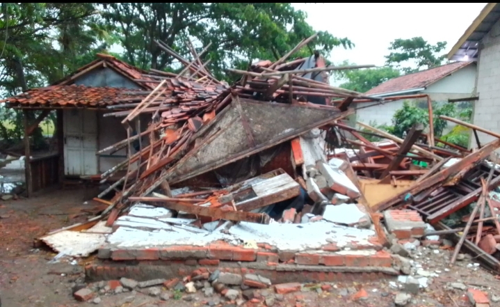 Dua Rumah Milik Warga Desa Kutaraja Porak Poranda