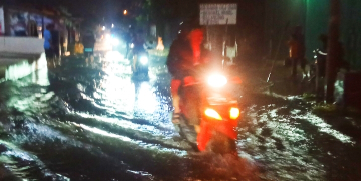 Jalan Cikangkung Banjir Akibat Drainase Yang Tidak Memadai