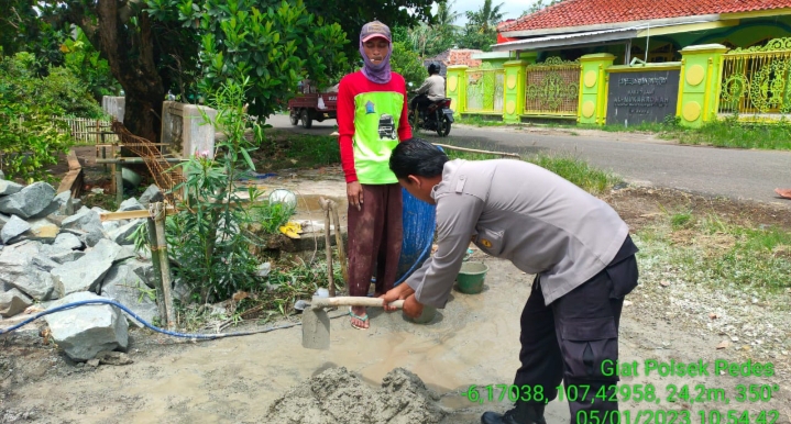 Anggota Polsek Pedes, bantu bangun rumah warga. (Lintasbatas.news)