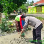 Dekat Dengan Warga, Bhabinkamtibmas Polsek Pedes Bantu Warga Bangun Rumah