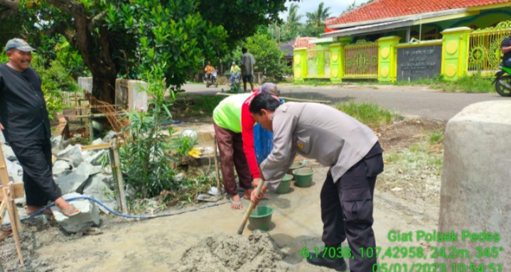 Dekat Dengan Warga, Bhabinkamtibmas Polsek Pedes Bantu Warga Bangun Rumah