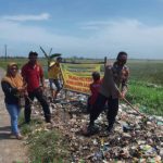 Peduli Lingkungan, Anggota Polsek Pedes, Bersihkan Sampah Antisipasi Banjir dan Cegah Penyakit