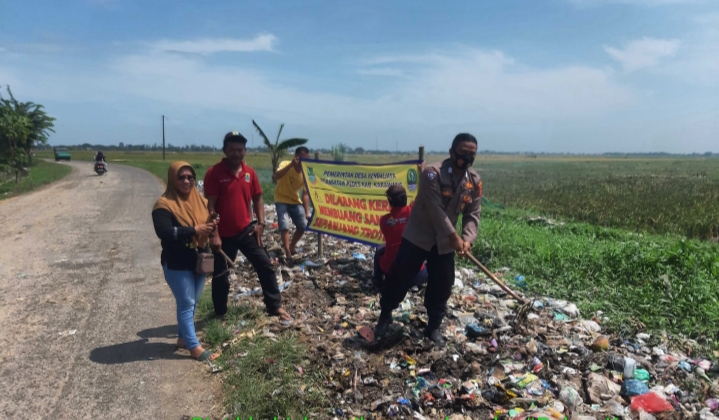 Peduli Lingkungan, Anggota Polsek Pedes, Bersihkan Sampah Antisipasi Banjir dan Cegah Penyakit