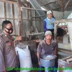 Polsek Pedes Bantu Petani Panen Serta Imbau Keamanan di Tempat Penyimpanan Padi