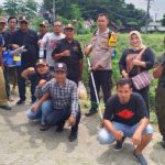 Babinkantibmas Rengasdengklok Selatan Ikut Serta Membantu Dalam Membersihkan Lingkungan