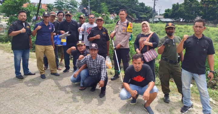 Babinkantibmas Rengasdengklok Selatan Ikut Serta Membantu Dalam Membersihkan Lingkungan