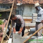Kapolsek Pedes, bantu bangun rumah warga. (Lintasbatas.news)