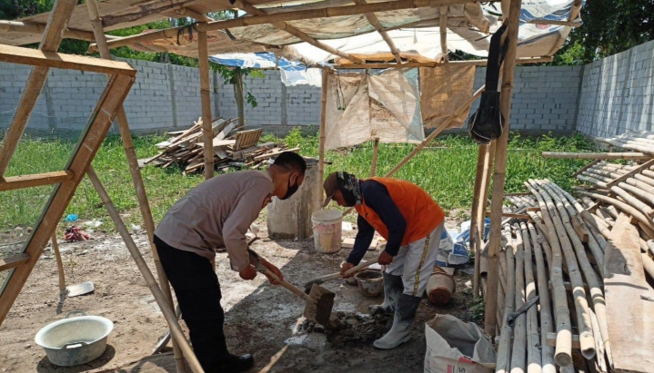 Anggota Polsek Pedea Gotong Royong Bangun Rumah Warga