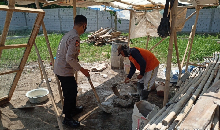 Polsek Pedes bantu bangun rumah. (Lintasbatas.news)