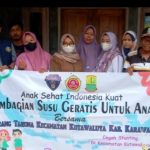 Karang Taruna Bagikan Susu Kemasan Untuk Balita