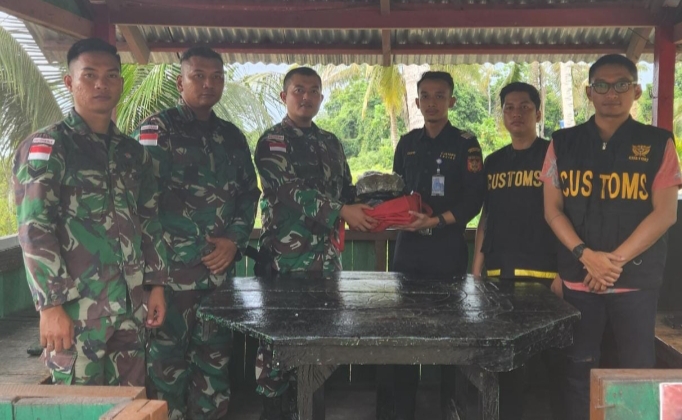 Patroli Gabungan Satgas Pamtas RI-PNG Yonif 132/BS dan Bea Cukai Gagalkan Transaksi Ganja 1.838 Gram