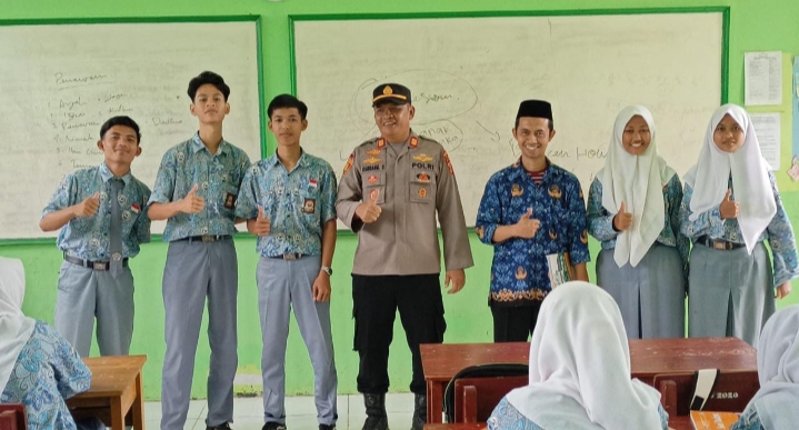 Cegah Kenakalan Remaja, Kapolsek Pedes Berikan Binluh Kepada Siswa SMA